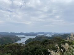 烏帽子展望台から、リアス式海岸を眺める。
天気がいまいちで残念。

次の目的地、韓国展望所をナビで設定すると80キロの表示、対馬の大きさを実感。