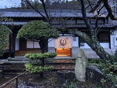 暗くなる前に厳原に戻る。
今夜お世話になるのは宿坊西山寺。
江戸時代に朝鮮との外交機関「以酊庵」が置かれていた由緒あるお寺だそうだ。

チェックイン時に別途９００円を支払い朝ごはんを追加する。
朝のお勤めは自由参加で５時半から。