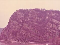 これはローレライの岩。

これは観光地としては三大がっかりの候補だろう。
日本だと、これが天の岩戸だと言われる類のもの。