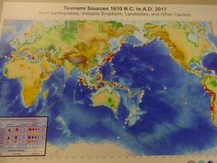 さて、伝承館に入ってみます。

コロナウイルス感染対策は万全ですが、東北を旅して感じたことは感染者がはるかに多い関東一円よりも東北の各県の施設での万全を期すコロナ対策です。

それだけコロナウイルス感染に神経をとがらせているのでしょう。

この図は世界の大地震の発生源を示すもので赤い丸がそれですが、ほとんどが日本、インドネシア、チリに存在します。

エライ所に住んでいるのが日本人というわけです（大汗）