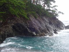 碁石海岸です。

ここは三陸海岸南部にあり、リアス式海岸の風景と小石の浜辺が見られます。

また碁石の黒い石の産地です。