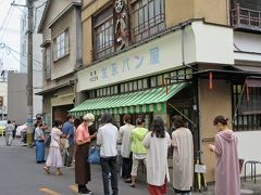 そしてまずはお楽しみの友永パン屋へ来てみると行列が。相変わらず大人気。
店内にも何人かの客が入ってましたが、コロナ対策である程度人数制限をしているようです。

回転は意外に早いので10数分ほど待って買えました。買ったのは好物のあんぱんですが、2月の時より10円値上がりしていて、こしあんぱん100円、つぶあんぱん110円。