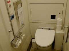 さて、食事を楽しんでいると、「トイレ」に行く宅なるのが人の宿命。しなの鉄道の電車には基本トイレがないのですが、ろくもんには綺麗な洋式トイレがしっかり備わっていて、安心して食事を楽しめます。