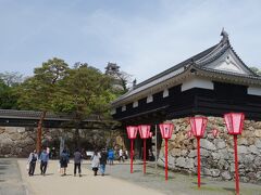 朝市も堪能できたし、お目当の金山寺みそも買えたので観光開始。高知といえば高知城。