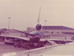 帰国便はローマ空港１月１０日発の日本航空。乗っている機体は、古いものだった。エンジン音がうるさくて、耳栓なしだと眠れなかった。この写真は乗った機体ではない。

フィウミチーノ空港
Aeroporto internazionale Leonardo da Vinci