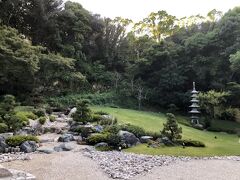空港から10分程度でホテルへ到着

日本庭園の中庭には足湯もあります。