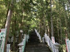 熊野三山のひとつ「熊野本宮大社」に来ました。
日本神話に登場する導きの神「八咫烏」が迎えてくれます。なかなか訪れる機会も無いのでご祈祷して頂きました。タイミングよく自分一人、ありがたみを全身に感じ取っています。