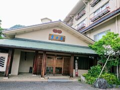 600キロのドライブ無事終了。
今夜のお宿、岩室温泉「富士屋」さんに到着。

入館前に体温チェック。チェックインの時には身分証明書の提示。感染対策のため、お部屋への案内はなし。必要事項の書かれた紙とキーをいただいて、お部屋へ。