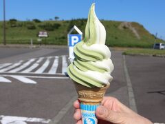 峠の道の駅で人気の熊笹ソフト（熊笹とバニラのミックス）をいただきました。汗をかいた後なのでサッパリとしておいしかったです。