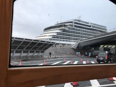 途中の大桟橋には、大きな客船が停泊してました。