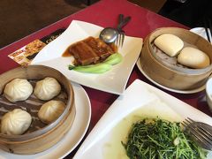 點心や香港料理っぽいのは避けて、小籠包や東坡肉の台湾料理でお昼。