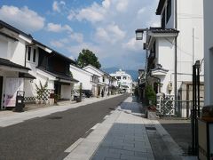 そして再び自転車に乗って自転車をこいでいると案内板に中町通りには土蔵が並んでいると書いてあるのを見つけたので中町通りをサイクリング。
通りには白い土蔵が立ち並び絵になる。