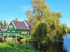 Zaanse Schans（ザーンセ・スカンス）

17世紀頃のザーン地方の暮らしを再現した風車村です。といっても、一般の方も実際に住んでいる生活エリアです。

村の見学は無料で、風車の見学には料金がかかります。その他、チーズ工房や木靴工房、アクティビティはクルーズやレンタサイクル、乗馬などもあります。

＜HP（オランダ語・英語 他）＞
https://www.dezaanseschans.nl/