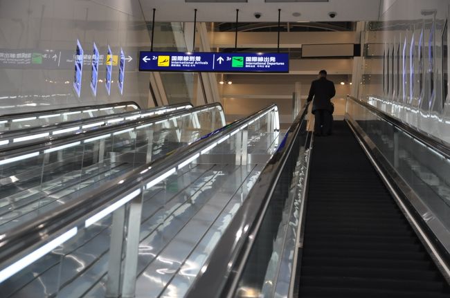 京急は地下の駅があるフロアから出発ロビーまではエスカレーター１本で繋がっていてずいぶん便利だ。モノレールはエスカレーターすらない作りになっているらしく、ずいぶん機能的な設計になっている。