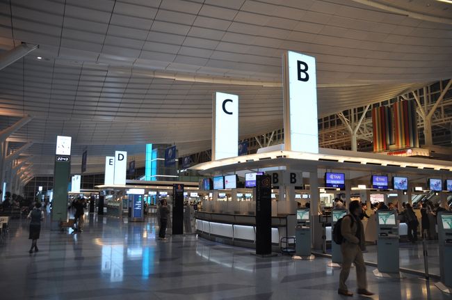 　チェックインカウンターは数は多くないので自分の航空会社の場所を探すのも簡単だ。