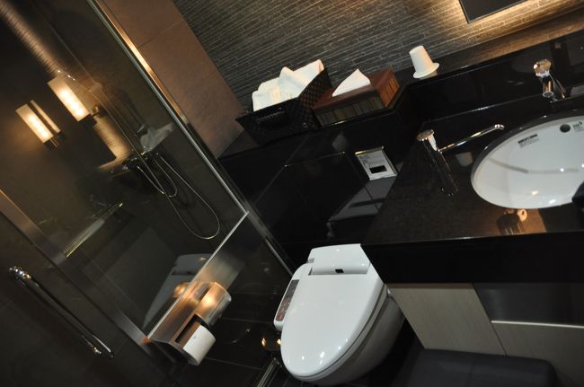 ＡＮＡラウンジはコンパクトだがマッサージ器など成田と同じ設備がすべてそろっている。シャワーも成田に比べ少し狭いが機能的で快適だ。<br /><br />食事関係は時間的かもしれないが、スープやおかず、おにぎりやサンドウィッチなど種類も豊富だ。ただ出発便が集中するこの時間帯はラウンジ内は混雑が激しく座る場所が少ない。