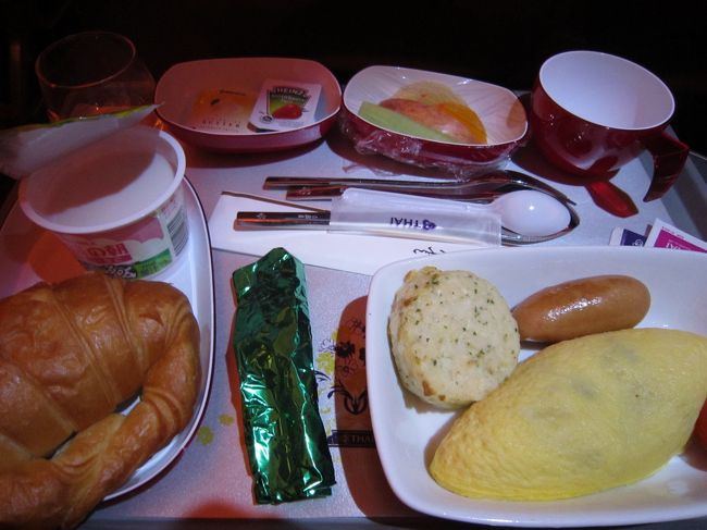 【１２月２０日（月）】<br /><br />夜行便ということで時間が経つのは早い。出発直後におにぎり、そして到着前にはまともの朝食が出た。夜明け前の現地時間５時前にはバンコクに到着した。<br />　市内へ向かうエアポートリンク（市内への鉄道）は６時から運行開始なのでしばらく待つことになった。<br /><br />エアポートリンクは電子トークンと自動改札が導入され、暫定的に使用されていた紙のチケットはなくなったようだ。にもかかわらず値段は１５バーツと据え置きだが今後値上げされる可能性はある。<br /><br />しかしエアポートリンクもＢＴＳもラッシュですごい人だ。向かった先はＢＴＳのプロンポン駅。<br />　<br />気温２４度。今のバンコクは一年で一番さわやかな季節だ。明け方は寒さを感じるくらい冷え込むので長袖を見ている人も多く見られる。