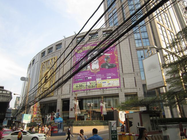 高級ブランドのテナントが入居するショッピングモールのエンポリウムの上層階がサービスアパートメントになっている。しかし最近バンコクにはサヤームパラゴンなど新しいショッピングモールが続々オープンしている。<br /><br />かつて高級ブランドモールの代名詞だったエンポリウムは時間の経過とともに少し手狭で斬新さにかける。<br />もはや過去の高級ショッピングモールとなりつつある。