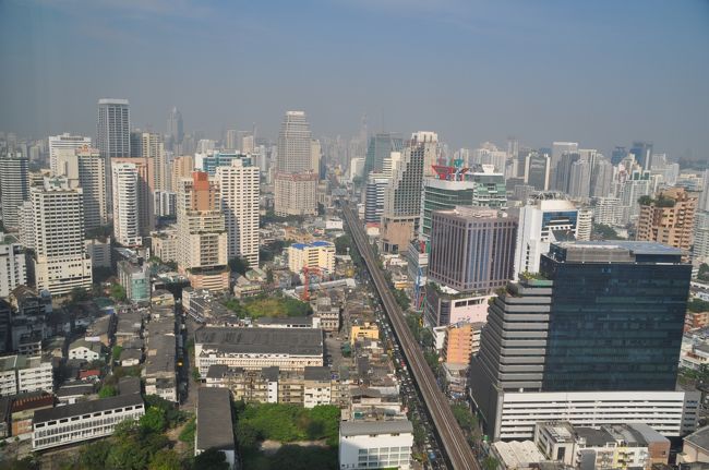 客室からの眺め。<br />スクンビット通りを西へ。