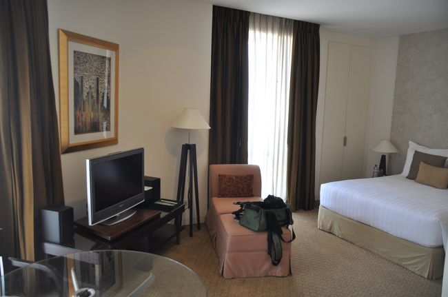 浴室はこのクラスの宿だとセパレートシャワーブースが一般的なのにユニットバスだった。設備全体に老朽化を感じてしまう。<br /><br />とはいえエンポリウムの利便性とネームバリューは最高なので一度はここに泊る価値はある。