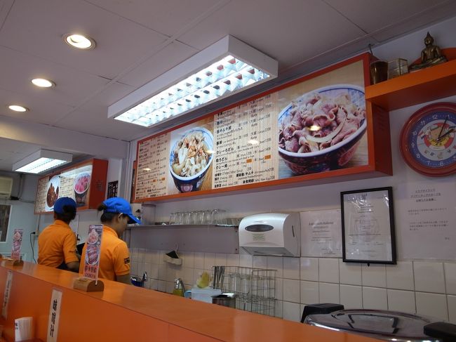 店内もそっくりだ。<br /><br />　バンコクにはかつて本物の吉野家が存在したことがある。しかしそのの吉野家は本家にもかかわらずみそ汁がなく、牛どんと一緒にオレンジジュースを頼んだ記憶がある。もう１０年以上前の話だが、あの牛どん屋に比べれば偽物とはいえ、牛野屋の味はなかなかだ。店内の日本語表示もちゃんとしているのでおそらく日本人が経営に深く関わっているのだろう。