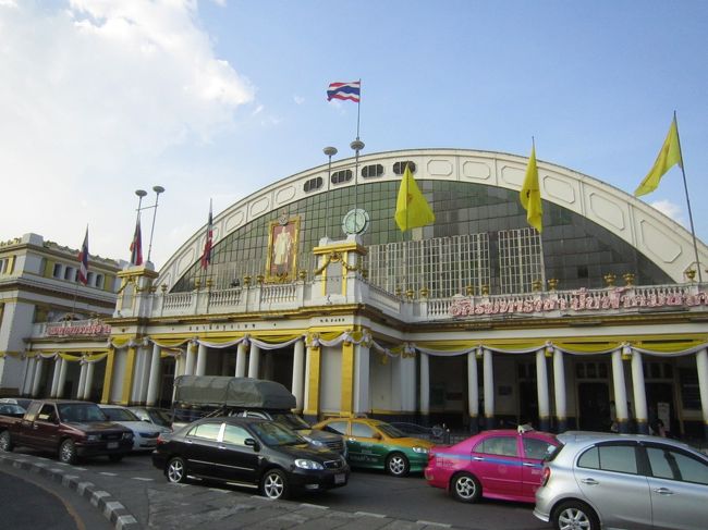 【１２月２３日（金）】<br /><br />ホアランポーン駅。今回は年末にかけてマレー半島を南下する予定で本来なら列車でタイ南部へ南下する予定だった。<br /><br />しかし年末でハイシーズンのこの時期、寝台は当分の間満席で列車での移動は断念することになった。