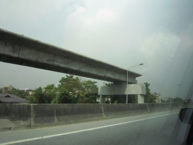 南部への移動はかなり長距離になるが夜行バスに乗るほど昼間の時間を有効に使いたいとも思わず、それほど高くない宿代をケチりたいとも思わない。<br /><br />そんなわけで昼間のバスに乗ることにした。目的地はアンダマン海沿いのラノーン。<br />　南バスターミナルは四方にあるバンコクのバスターミナルで一番場所がわかりづらく、中心部から遠いので利用しづらい。この地の利の悪さが旅行者を鉄道へと向けさせているのだろう。おかげで北部に比べ南部の鉄道は予約が取りにくい。そんな不便なバスターミナルは３年前さらに遠くへ移転してしまいその不便さに拍車がかかった。<br />　今回その新しい南バスターミナル（サーイ・ターイ）を初めて利用することになる。ホアランポーン駅からタクシーで南バスターミナルへ向かった。途中渋滞はなく、ＢＴＳの延伸工事が平行して行われていたのでバスターミナルまで繋がるのかと思ったら途中でとぎれていた。開通はまだ先になりそうだ。