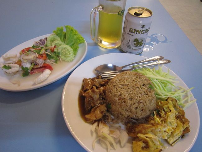 宿周辺は深夜にもかかわらず何軒か店が開いていた。<br /><br /><br />たとえ地方でも時間を気にせず何かしら食事をとることができるのがタイのいいところだ。しかし入った店はずいぶん値が張ったがそれなりに満足のいく盛りつけだった。計１２５バーツ。<br />食事を取りそのまま就寝。<br />バスの中であれだけ寝たのによく眠れる。