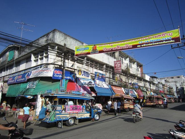 ミャンマー国境にも近いラノーン。<br /><br />午前中は町の中心部に食事を食べに行った。