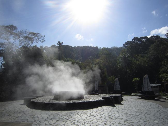 ラノーンは温泉の町だ。<br /><br />温泉施設が建ち並ぶエリアへ歩いていってみた。そこはボー・ナム・ローン温泉といい少し幹線道路からはずれた場所に源泉があり、河原沿いからは至る所で湯気が上がり、温泉地の情緒をかき立てられる。