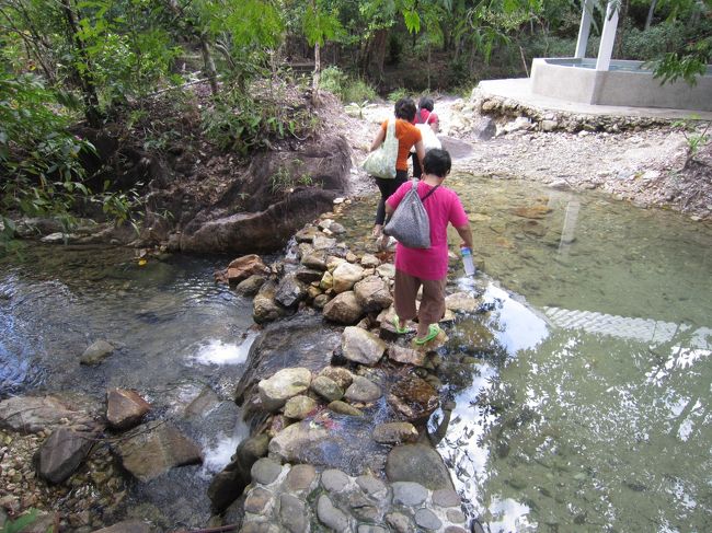 川原沿いに温泉が広がっている。