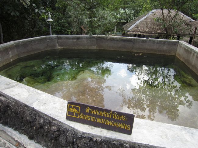 この中が源泉で周辺の浴槽にお湯を引いている。でもちょっとぬるめだ。