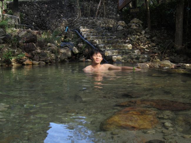 温泉は水着着用なので温水プールのような感じだ。<br /><br />ポーン・ラン温泉は二つの大きな浴槽があり、熱いお湯とぬるいお湯の浴槽に分かれている。熱いお湯の浴槽は小さいが、タイ人は熱いお湯に入らないので空いている。<br /><br />硫黄臭はなく、普通のお湯といった感じだ。二つの浴槽を挟んで小川が流れているが、川の中は水風呂として入ることができる。