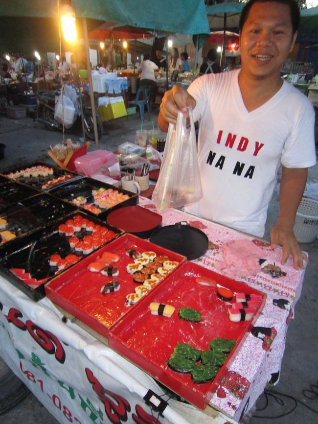 怪しい寿司屋で握りを買ってみた。一つ１０バーツ（２７円）。