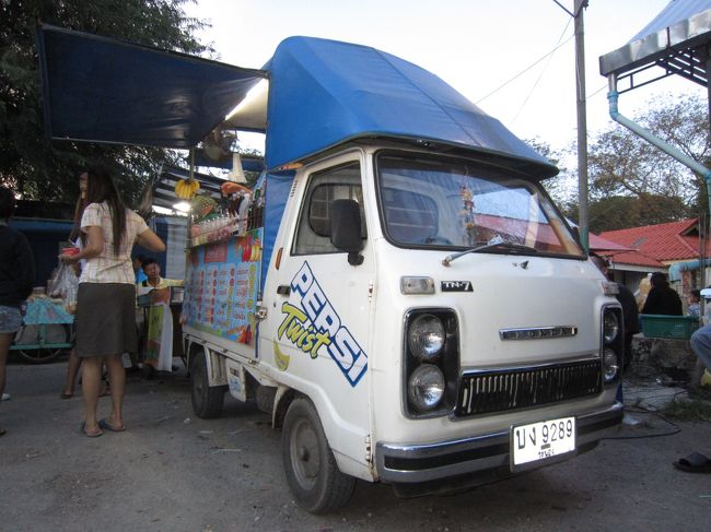 年季の入ったホンダの軽トラが屋台に使われていた。<br /><br /><br />【１２月２５日（土）】<br /><br />今日はラノーンから南部のトランへ向かう。<br /><br />ダイレクトのバスは見つけるのが難しいのでスラーターニでミニバスを乗り継ぐことにした。値段は少し高めだが少人数なので客の乗り降りも少なく、スピードも出るので所要時間は短くてすむ。