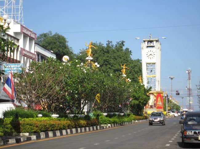 １００バーツ（２７０円）くらいぼられただろうか。僕が高いと思ったにもかかわらずそのままお金を払ってしまったのがいけなかった。他の旅行代理店を探すなりバスターミナルの案内所に行くなり対策はあったにもかかわらず、それを怠ったのがいけない。<br /><br />とにかく南部で旅行会社が絡む場合は今後も注意が必要だ。<br /><br />　トランには３時間弱で到着した。市内のランドマークである時計台でミニバスを降りた。