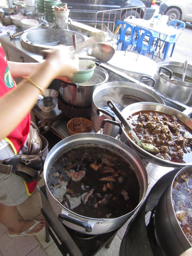 夕方駅前に行ったらマレーシア料理の肉骨茶（バクテ）を発見した。イスラム教徒が多いトランはもうマレーシア文化圏ということか。<br />頭にチャドルを巻いた女性も多く見かける。
