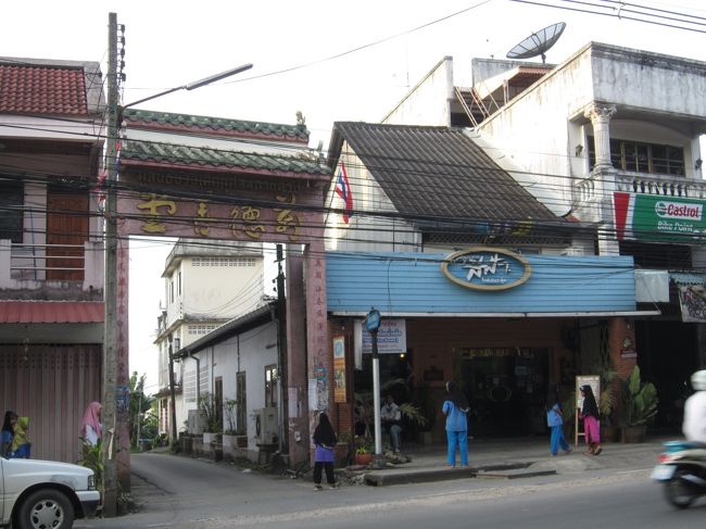 華僑系の建物を行き交うチャドルを巻いたイスラム教徒の女性たち。