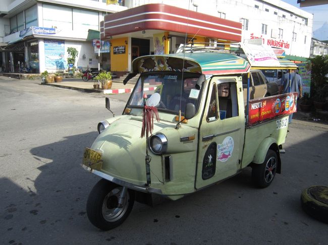 トランでは年季の入ったトゥクトゥクが多い。<br />