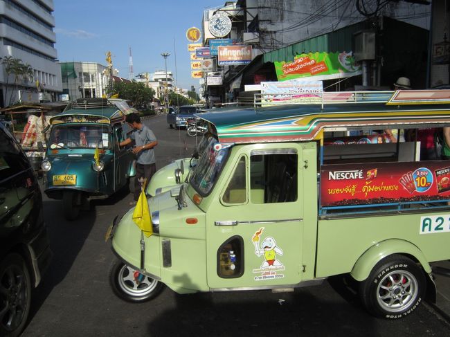 【１２月２６日（日）】<br />　タイ南部など美しい海岸沿いの地域を旅するとき、この近くに手つかずの美しいビーチがあるんじゃないかと常に期待感を持ってしまう。しかし実際は行ってみると何の変哲もないビーチの場合が多く、ガッカリすることも多い。そもそもそんな素晴らしいビーチがあればとっくの昔に開発されてしまっているか、近づくのが極めて困難で不便な場所になるだろう。町から日帰りで気軽に訪れることができる場所にあるビーチに手つかずの素朴さを期待するのは幻想でしかない。それはわかっているが、もしかしたら美しいビーチがあるんじゃないか。<br />　そんな幻想は拭い去ることはできない。そして今回もその幻想に誘われビーチを目指すことにした。<br />　<br />向かう先はパークメンビーチ。しかし人が集まらずミニバスが出発できない。ビーチに行くのは一旦あきらめた。<br /><br />午前中はバスターミナルへ明日のサトゥンへのバスの時間を確認に向かった。サトゥン行きは本数が限られるが、７時半にあるようだ。また値段もミニバスよりかなり安くすむ。<br />　バスターミナルの近くに大型モールのロビンソンがあり、ショッピングモール内はバンコクと同様でタイの辺境の地にいることを忘れさせる。<br /><br /><br />ここからバイクタクシーで中心部に戻った。しかし今日することがないので再びパークメンビーチ行きのみにバス乗り場に行ってみた。すると今度は何人か集まっていて１０分後に出発するようなので乗ることにした