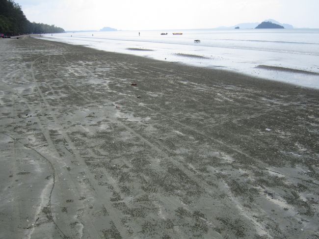 前方には奇岩がそびえ雰囲気が良さそうだ。しかしビーチは汚かった。