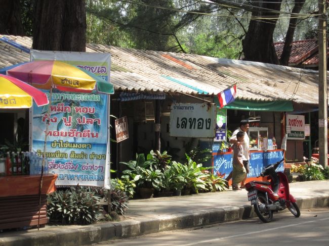 ビーチ沿いには食堂が並んでいるがどこもタイ人相手の店で英語の看板も英語のメニューもない店が大半だ。