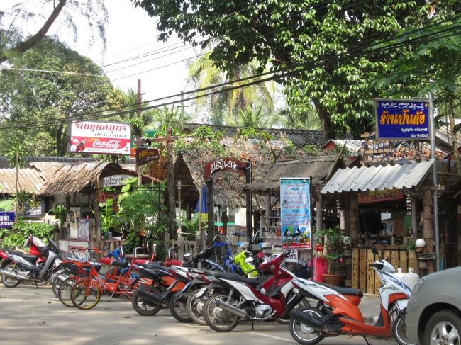 ビーチ沿いでこれだけ英語表記が少ない場所は初めてだ。ローカルな雰囲気が漂う点ではのんびりできて居心地は悪くない。<br />　船で少し行ったところにはもっときれいなビーチがある島がある。<br /><br />　パークメンビーチは砂浜の汚さに目をつぶれば今まで来たタイのビーチでもっともローカルな雰囲気が漂って居心地はいい。とはいえビーチは砂がすべてと言っても過言ではない。