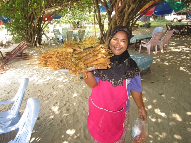 　この界隈にはイスラム教徒が多く、物売りのおばさんも頭にチャドルをかぶっている。雰囲気的にはマレーシアのビーチといった感じだ。みんな会話はタイ語なのでなんか不思議な感じがする。南部タイのイスラムを感じるのは初めてで新鮮な感じだ。<br />　タイ南部ではイスラム教徒による公的機関をねらったテロなど暗いニュースが多い。外国人が直接的な被害にあることは少ないが緊張感がある場所にかわりはない。そのような場所だからこそ実際訪問して現地の風習を感じ、人々と接する必要がある。実際チャドルをかぶった女性がいる以外に別の地域との違いはほとんどなく、マーケットなどでは宗教に関係なくやりとりが行われている。こういう好奇な見方をしている僕が現地の人にとって失礼なのかもしれない。とにかくタイのイスラム教徒が危険だという認識を拭い去るためにも南部を訪問する必要があった。そういう意味でトランや明日向かうサトゥンなどを訪問するのは今までにないタイでの初めての経験となる。