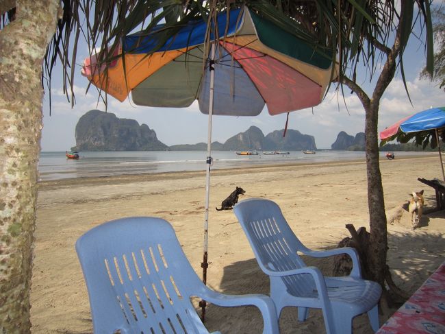 ビーチで食事をして昼過ぎにはトランに戻ろうとしたが、また人が集まらずいつ出発するかわからない。でも今日中に戻ればいいので気楽なものだ。近くの食堂で出発を待つことにした。出発までビールを飲みながらビーチを眺めのんびり過ごす。