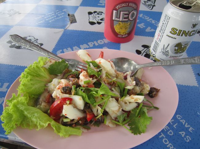 シーフードサラダは具盛りだくさん。１００バーツ（２７０円）