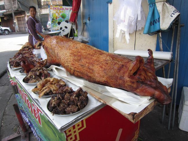 夕暮れのトラン。イスラム教徒が多いのに豚の丸焼きを売る店が多い。