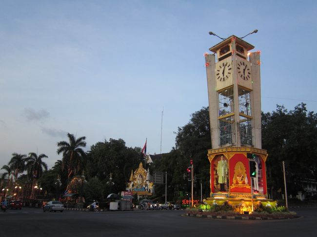 町のシンボル時計塔。この先でナイトマーケットが開かれている。