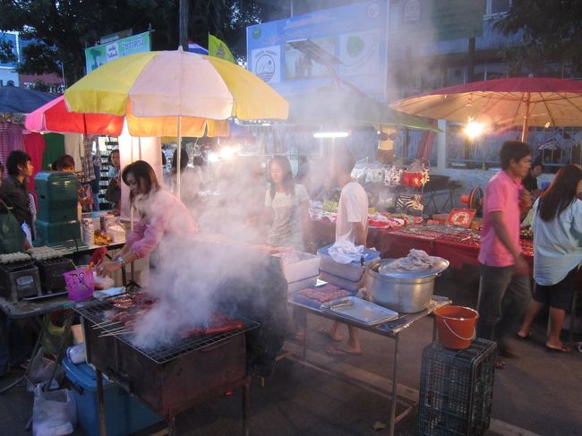 何もないタイの町ではナイトマーケットと寺院見学くらいしかすることがない。<br /><br /><br /><br />【１２月２７日（月）】<br /><br /><br />　７時半のバスに乗るため、今回の旅で初めて目覚まし時計をセットした。いままで起きた時間に行動を開始していたので目覚ましなど必要なかったのだ。<br />　６時に起床して近くのマーケットの食堂で食事を済ませた。マーケットは６時前からにぎやかだ。そしてバイクタクシーでバスターミナルへ向かった。<br />　７時半にバスがあると聞いていたが、バスターミナルに到着したらトゥクトゥクの運転手がここからバスは出ないと言ってきた。確かにバスは停まっていない。<br />　昨日わざわざ確認に来た意味がない。まったくタイの地方の中距離バスは訳がわからない。<br /><br />　運転手に言われるがままにトゥクトゥクに乗せられ連れて行かれた場所はホテルのそばの時計塔の横だった。その近くにバス停がありここで待っていたらバスが来るとのことだ。<br /><br />　朝っぱらから無駄な動きをしてしまった。しかし本当ここに来るのか怪しい。７時に来ると言っているが８時まで待ってこなかったらハジャイ経由のミニバスでサトゥンへ向かおう。