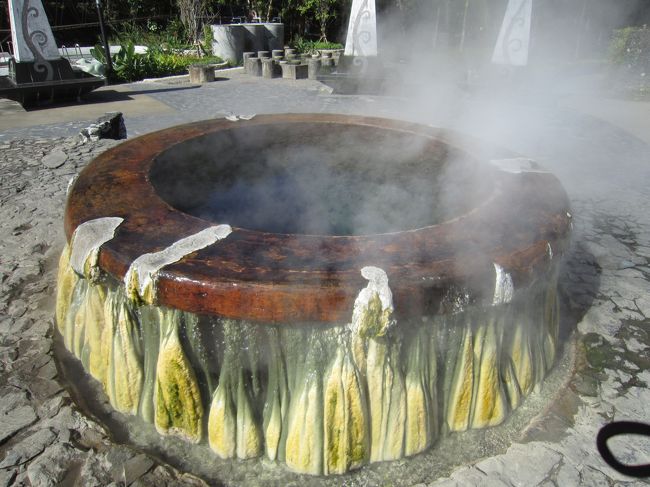 また温泉の記念碑があり、石灰を模した柱の中からお湯があふれ出ていた。<br />　温泉といえば北部チェンマイ郊外のサンカムペーン温泉に行ったことがあるが、ここでは勢いよく吹き出す間欠泉はない。また強い硫黄臭もなく普通のお湯といった感じだ。こじんまりとした印象だがその分観光客も少なく、落ち着いた雰囲気でくつろげる。でもお湯を交換したばかりで温度が熱すぎて足を浸けることも出来ず、くつろげなかった。